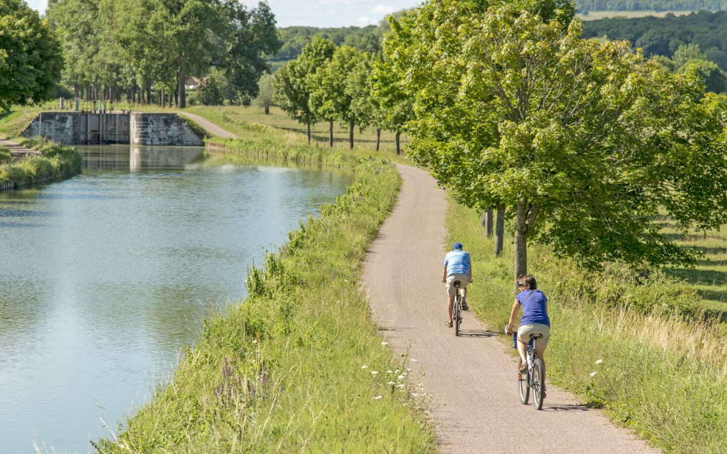 itineraire velo le long dun canal bourgogne 1600x900 1 edited Feexti